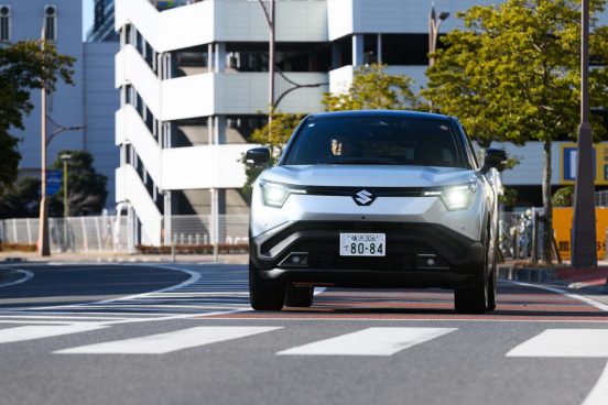 スズキ初のバッテリーEV「eビターラ」に試乗！ 余裕あるパワーと先進機能で長時間ドライブも快適