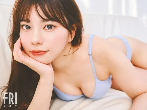 元『水ダウ』AD・詩月りこ、「FRIDAY」初掲載で美ボディ披露　アザーカット3点公開
