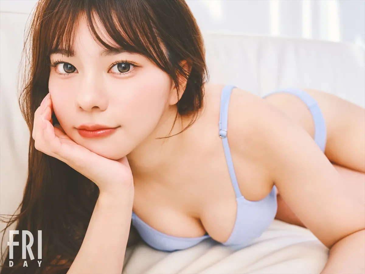 元『水ダウ』AD・詩月りこ、「FRIDAY」初掲載で美ボディ披露　アザーカット3点公開