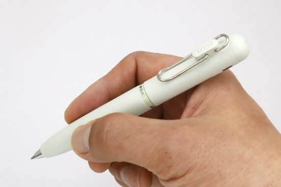 人気ボールペン「ユニボールワン」に待望の3色タイプ！ 多機能ペン「スタイルフィット」のカスタマイズ用にも対応
