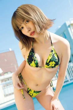 りんたろー、初グラビアで美ボディまぶしい大胆ビキニ姿披露