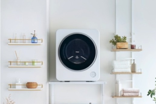 奥行497mmで超コンパクト！ 置き場所を選ばないハイアールの衣類乾燥機「オケル」