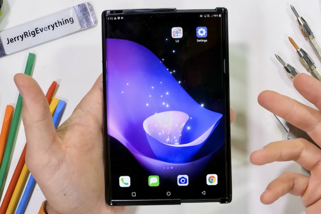 史上最高に革新的だったのに…。幻の「巻き取り式スマホ」の分解動画が公開