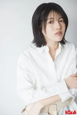 乃木坂46・林瑠奈、白シャツ姿でカメラを見つめる大人な表情