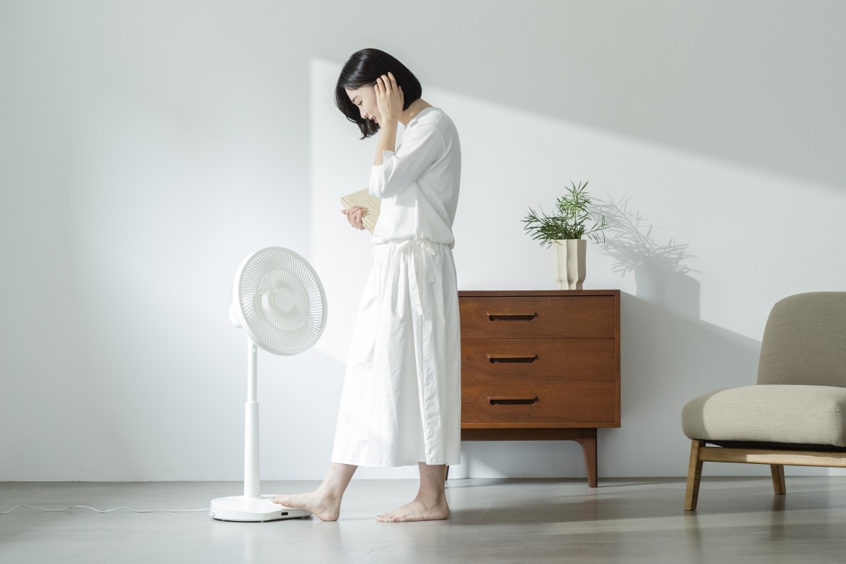 足で操作しても罪悪感ナシ！ 大きなボタンでしゃがまず使えるシロカ「しゃがみま扇」