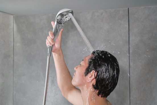 ミドル男性の“落としきれない汚れ”にファインバブル水が効く！　ReFaのシャワーヘッドで“水の性能”を向上させよう