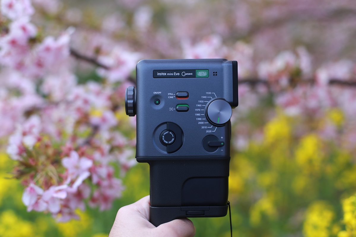 不自由なのが逆にいい！ 動画も撮れるチェキ「instax mini Evo cinema」を街中で使ってみた