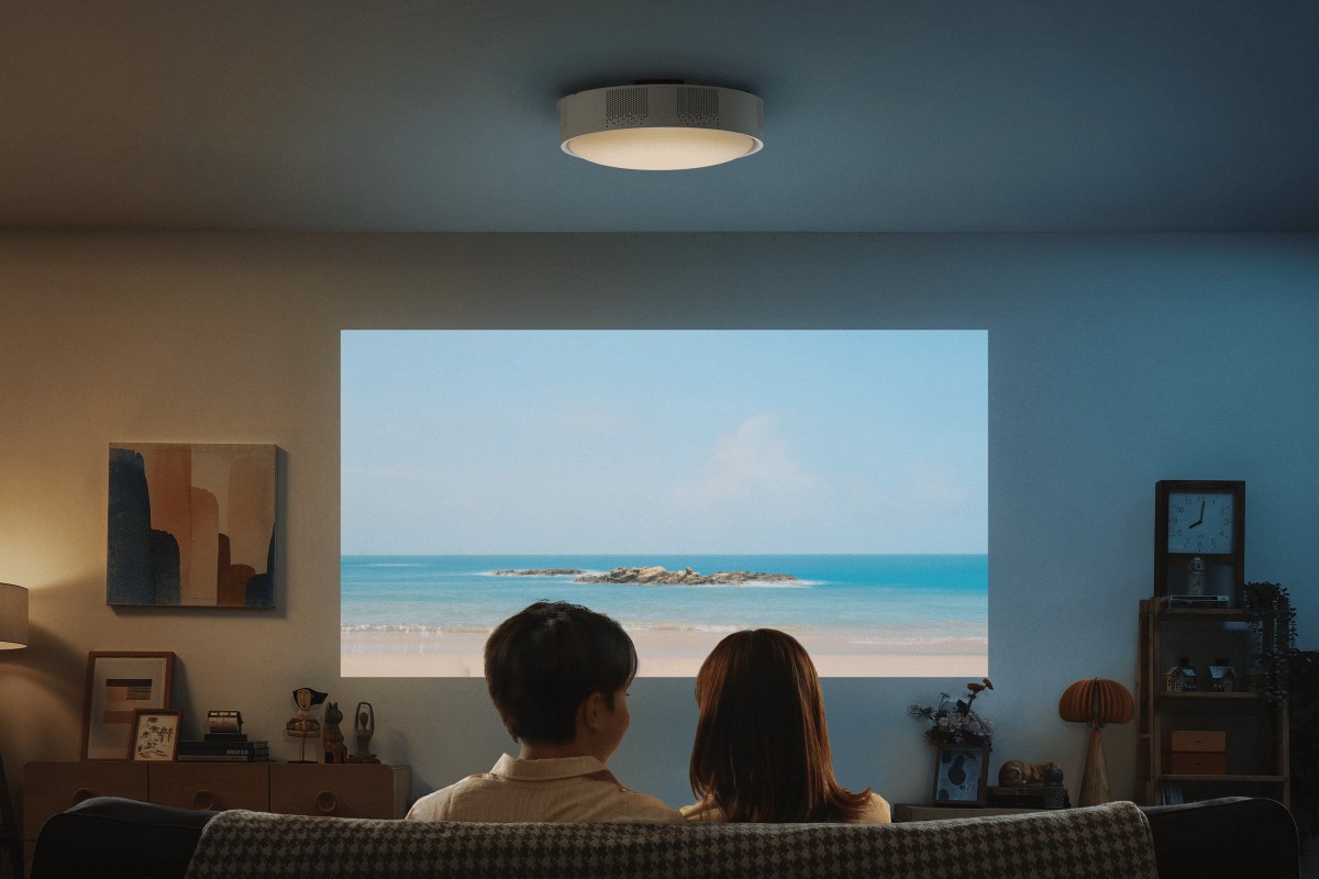 天井に付けるだけで100インチ級！ 照明一体型プロジェクター「Aladdin X3」登場