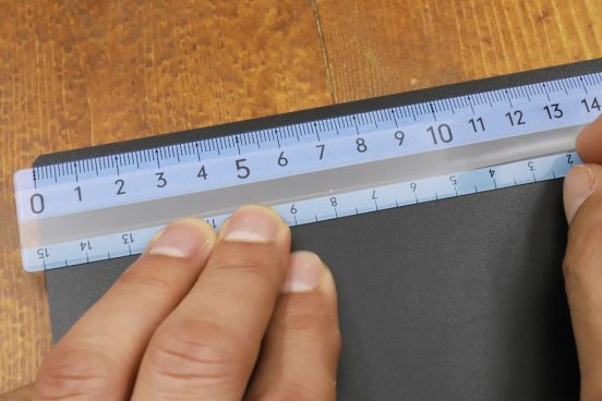 黒い紙の上でも目盛りが浮き出る！ 視認性抜群で老眼にもやさしい「画期的な定規」2本を使ってみた