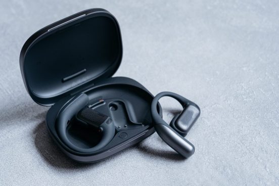 耳をふさがないのに静寂。Shokz「OpenFit Pro」が、オープンイヤーイヤホンの新時代を切り拓く