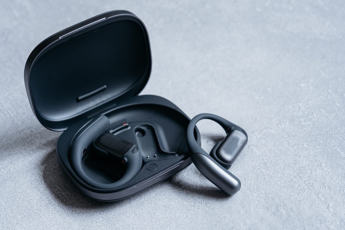 耳をふさがないのに静寂。Shokz「OpenFit Pro」が、オープンイヤーイヤホンの新時代を切り拓く