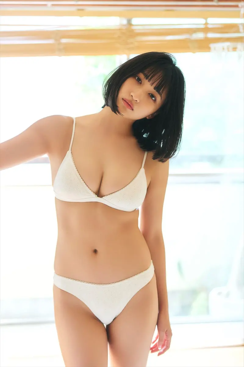 水野瞳、白ビキニ姿で美ボディ披露　デジタル写真集「シャッターに思いを込めて」誌面カット公開