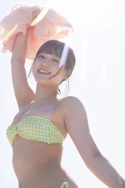 和泉芳怜、チェックのバンドゥビキニ姿で美ボディ披露　デジタル写真集「愛くるしいボディ」誌面カット公開