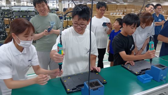 夏休み、日本最大級のPC生産拠点「島根富士通」に行ってみない？ 親子で挑戦するパソコン組み立てとAI体験