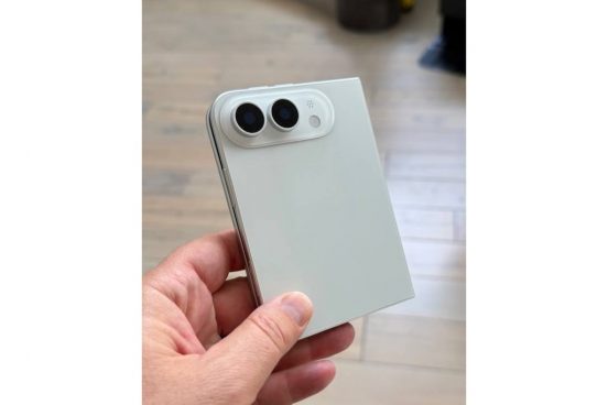 噂の「iPhone Ultra」、精巧なダミー写真が流出！ 全貌が徐々に明らかに