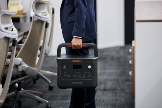 防災もアウトドアもこれ1台！ 軽量・コンパクト化した「Jackery ポータブル電源 2000 Plus V2」発売