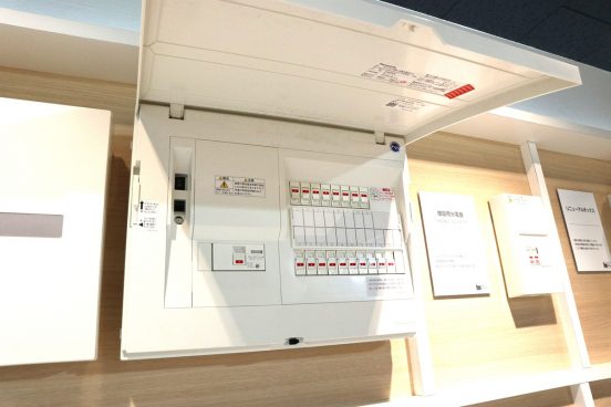 家を守る日陰者のヒーロー！ 10年以上壊れずに一瞬の電気事故を防ぐパナソニックの「ブレーカー」【連載：日常の黒幕・舞台裏の支配者】＃1