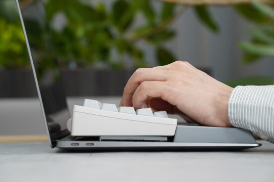 なぜノートPCの上にキーボードを載せるのか？ HHKBユーザー待望の限定セットが登場