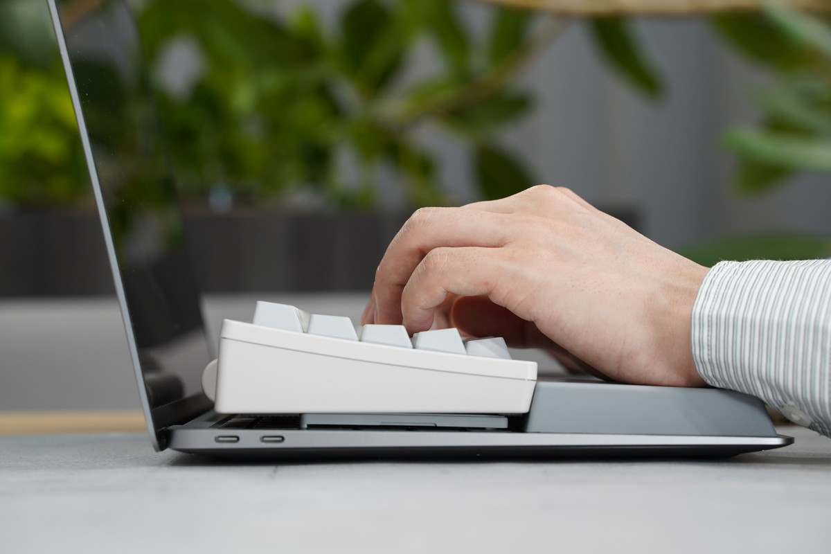 なぜノートPCの上にキーボードを載せるのか？ HHKBユーザー待望の限定セットが登場