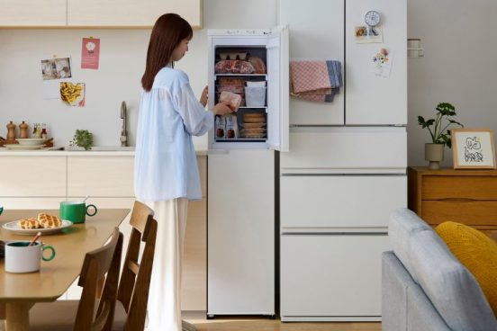 この冷凍庫なら置けるかも!? 業界最小の設置面積ですき間に収まるアイリス「Wスリム冷凍庫 91L」