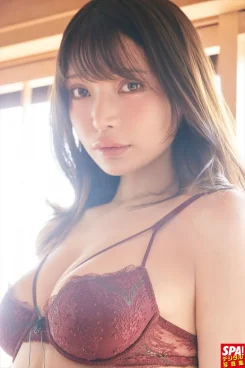 似鳥沙也加、ランジェリー姿で美ボディ披露　デジタル写真集「フェティッシュお嬢様の限界突破」誌面カット公開
