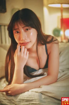 鈴木優香、ランジェリー姿でベッドにごろん　デジタル写真集「艶めく肉厚の葉」誌面カット公開