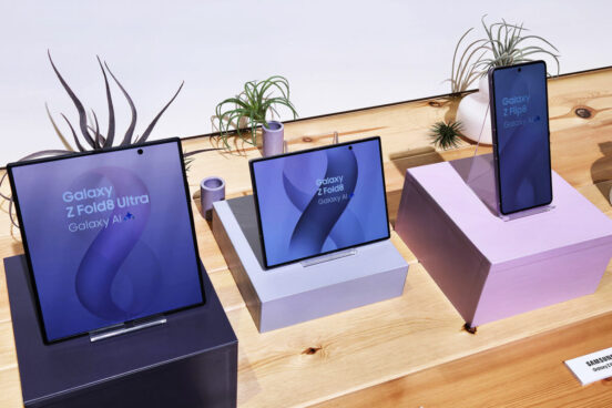 ディスプレイが特徴的すぎる！ Galaxyの新折りたたみスマホ「Galaxy Z Fold8」などが国内でも発売