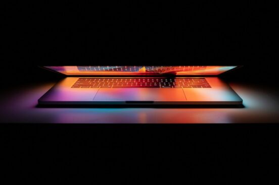 タッチ操作は“超高嶺の花”？ MacBook Ultraを襲うディスプレイ調達の誤算