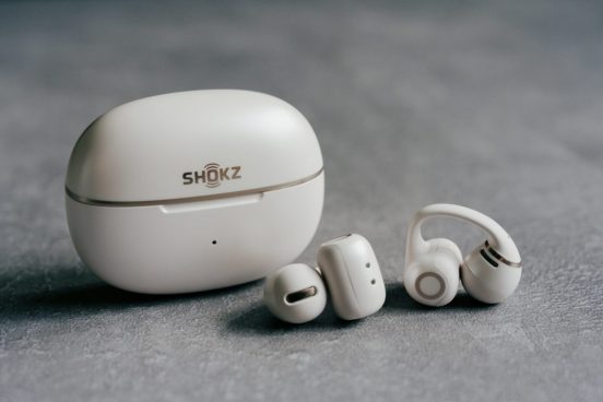 見た目以上に「鳴る」。Shokz「OpenDots 2」は、イヤーカフらしからぬ迫力あるサウンドで一日中楽しめる