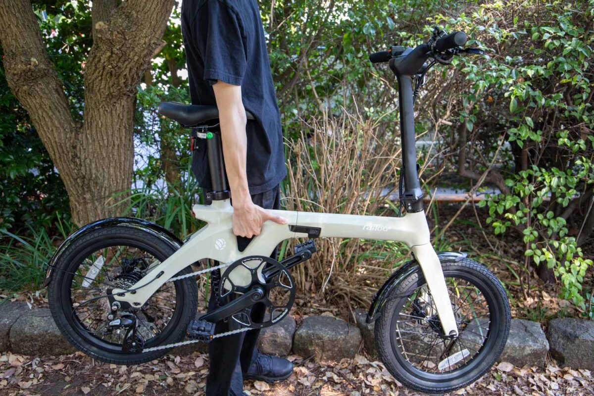 カーボンフレーム採用で20万円以下はお値打ち！ 折りたたみE-BIKEの新モデル「Aura」を試乗