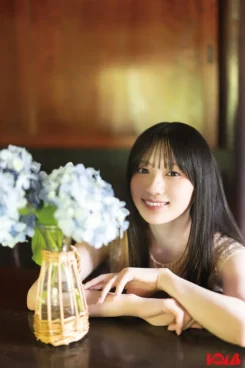 乃木坂46・川﨑桜、レースのノースリーブ姿で爽やか笑顔　ツアーへの意気込みなどを語るロングインタビューも