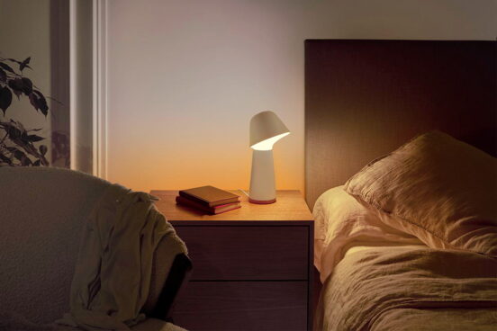 眠りも目覚めも“光”でサポート！ 約4万円のスマート照明「Philips Hue トワイライト ベッドサイドライト」登場