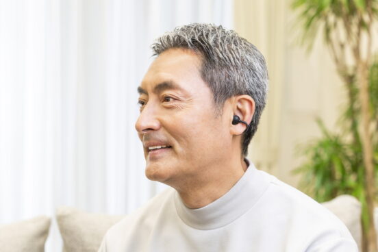 補聴器に抵抗ある人、必見！ クラファン5億円突破のイヤカフ型集音器「ミライスピーカー・イヤー」が一般販売開始
