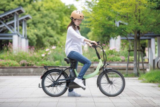 漕がない自転車が新たな時代のトレンドに！運転免許不要で気軽に乗れる「特定小型原動機付自転車」