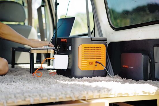 ポータブル電源は走りながら車内で充電する。短時間でフル充電もできる「走行充電器」の魅力を解説