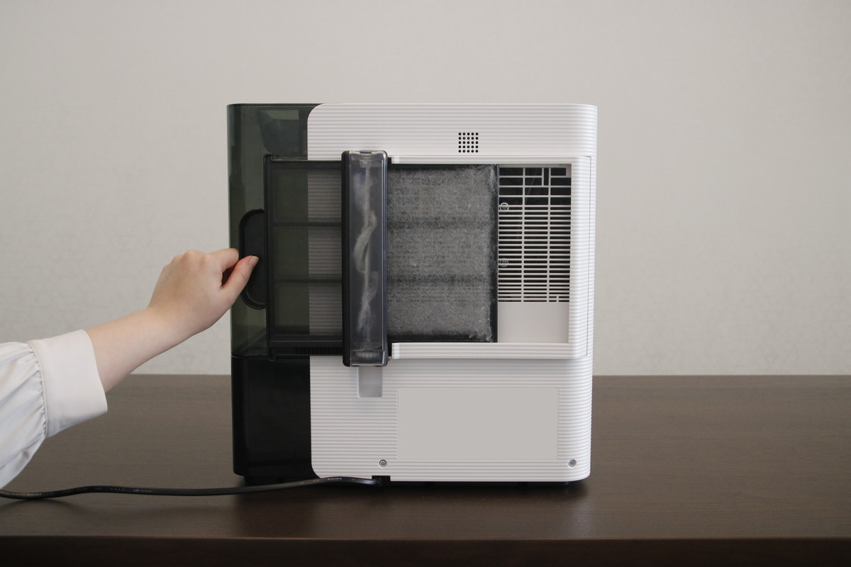 加湿器のフィルター掃除は“引っ張るだけ”でOK！ ダイニチが2026年冬物家電を一挙投入
