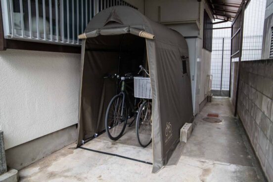 バイクカバーより楽だった！雨・紫外線・砂ぼこりから愛車を守るバイクシェルターを試してみた