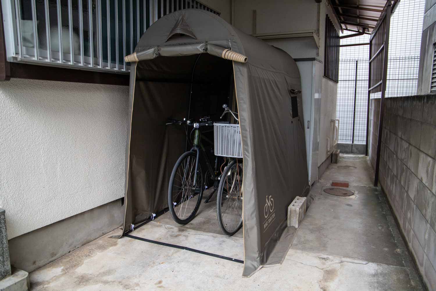 バイクカバーより楽だった！雨・紫外線・砂ぼこりから愛車を守るバイクシェルターを試してみた