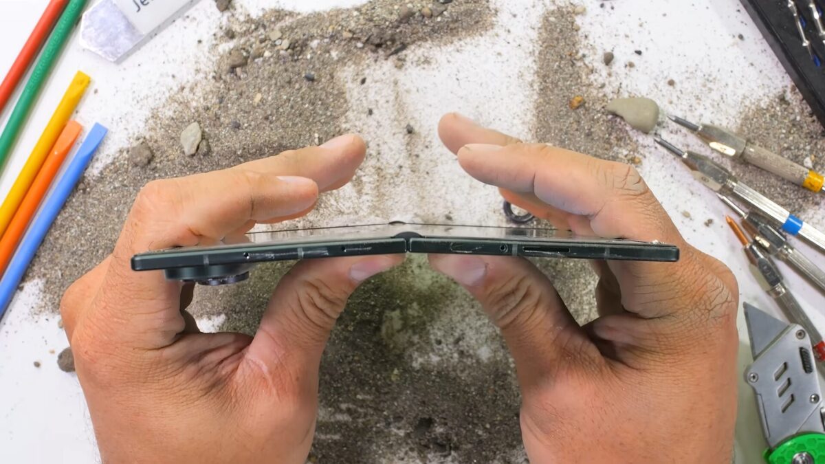 “耐久神話”ついに崩壊か…Galaxy Z Fold8 Ultraが逆折りテストで力尽きた理由