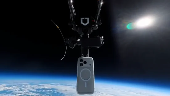 高度3万メートルからパラシュートなしダイブ！ 成層圏から無傷で戻った最強iPhoneケース