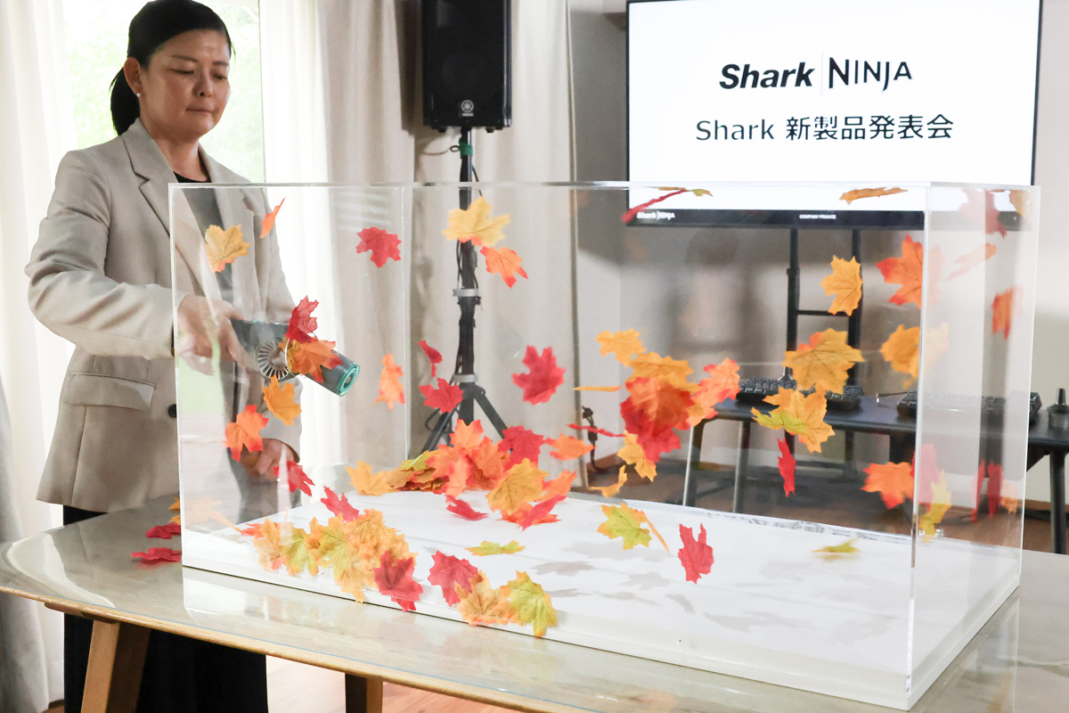拭き掃除ならぬ”吹き掃除”！ Shark発表会で見た「BlastBoss」、落ち葉もスゴイが家の中でも大活躍