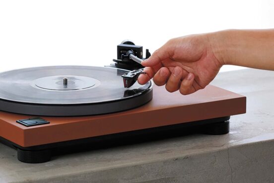 音楽とじっくり向き合う時間を楽しむ!  美しいデザインモデルからBluetooth対応まで揃うレコードプレーヤー