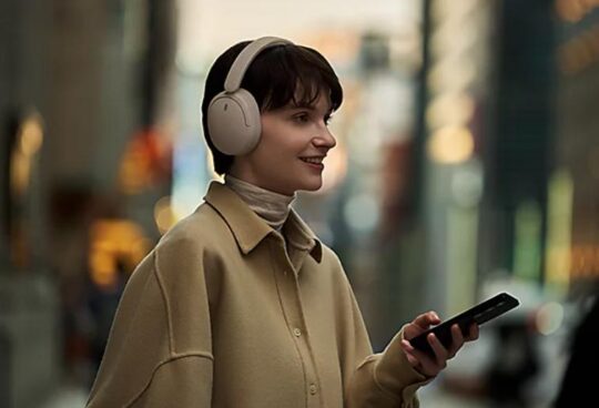 ノイキャンか、価格か。1万4300円差のソニー新ワイヤレスヘッドホン2機種が登場
