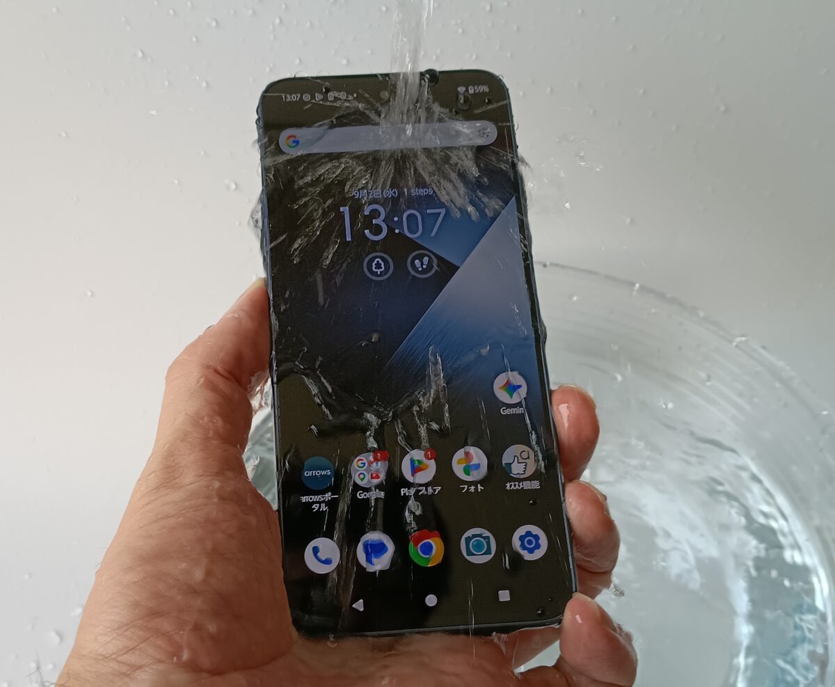 見た目は洗練、中身は超タフ！ 水中撮影も余裕でこなす「arrows Alpha2」実機レビュー