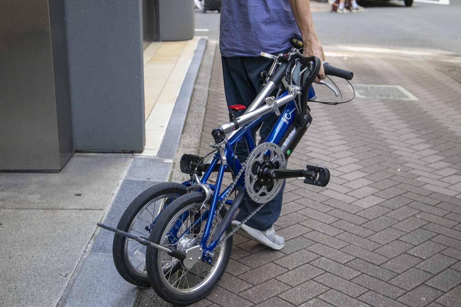 フレームを折らずに折りたたむ？ Honda「スマチャリ」を搭載したE-BIKE「5LINKS」の独自機構とは