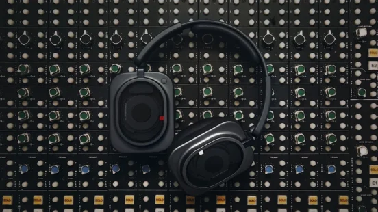 見た目だけとは言わせない。「Nothing Headphone (1) Pro」が物理スイッチで挑む本格高音質