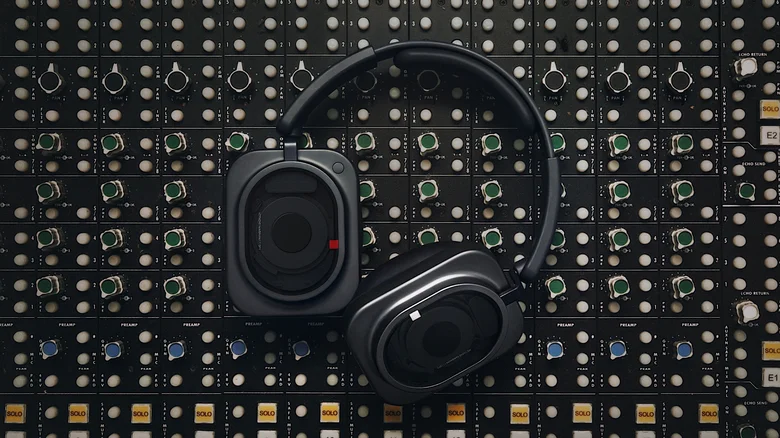 見た目だけとは言わせない。「Nothing Headphone (1) Pro」が物理スイッチで挑む本格高音質