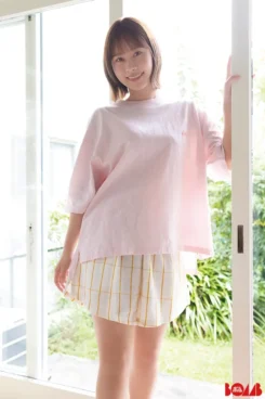 日向坂46・石塚瑶季、ピンクTシャツの爽やかコーデでフレッシュ笑顔