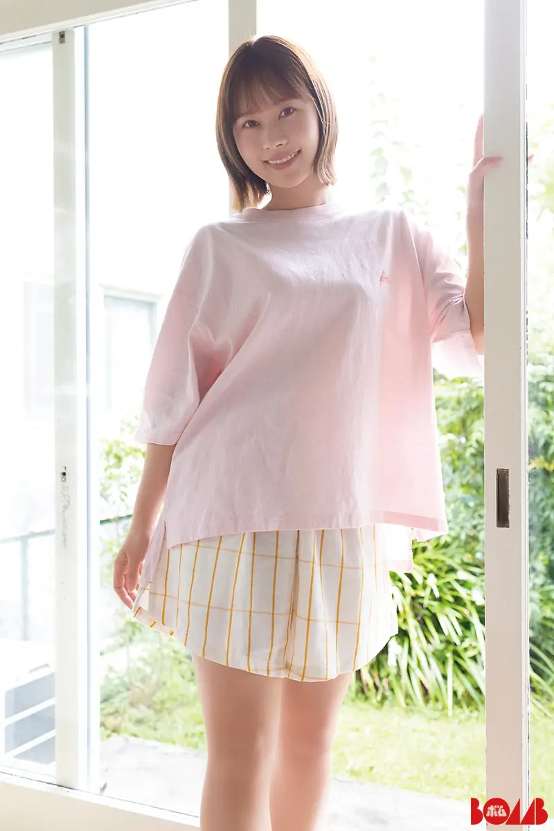 日向坂46・石塚瑶季、ピンクTシャツの爽やかコーデでフレッシュ笑顔