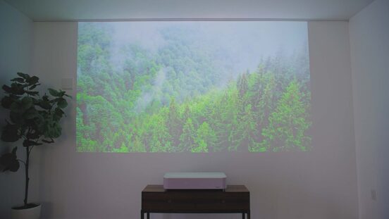 最新のハイエンド画質＆音質で“ひとり映画館”化！ 予算で選ぶ本格4Kプロジェクター